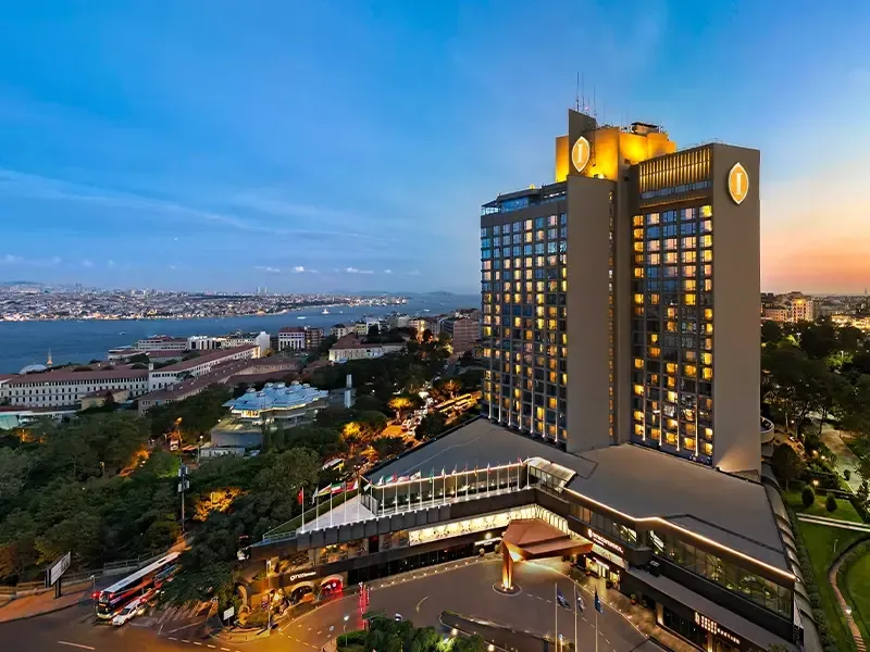 兼高かおるゆかりの地をたどる——<br>「ピエール・ロティの丘」と5つ星ホテル滞在